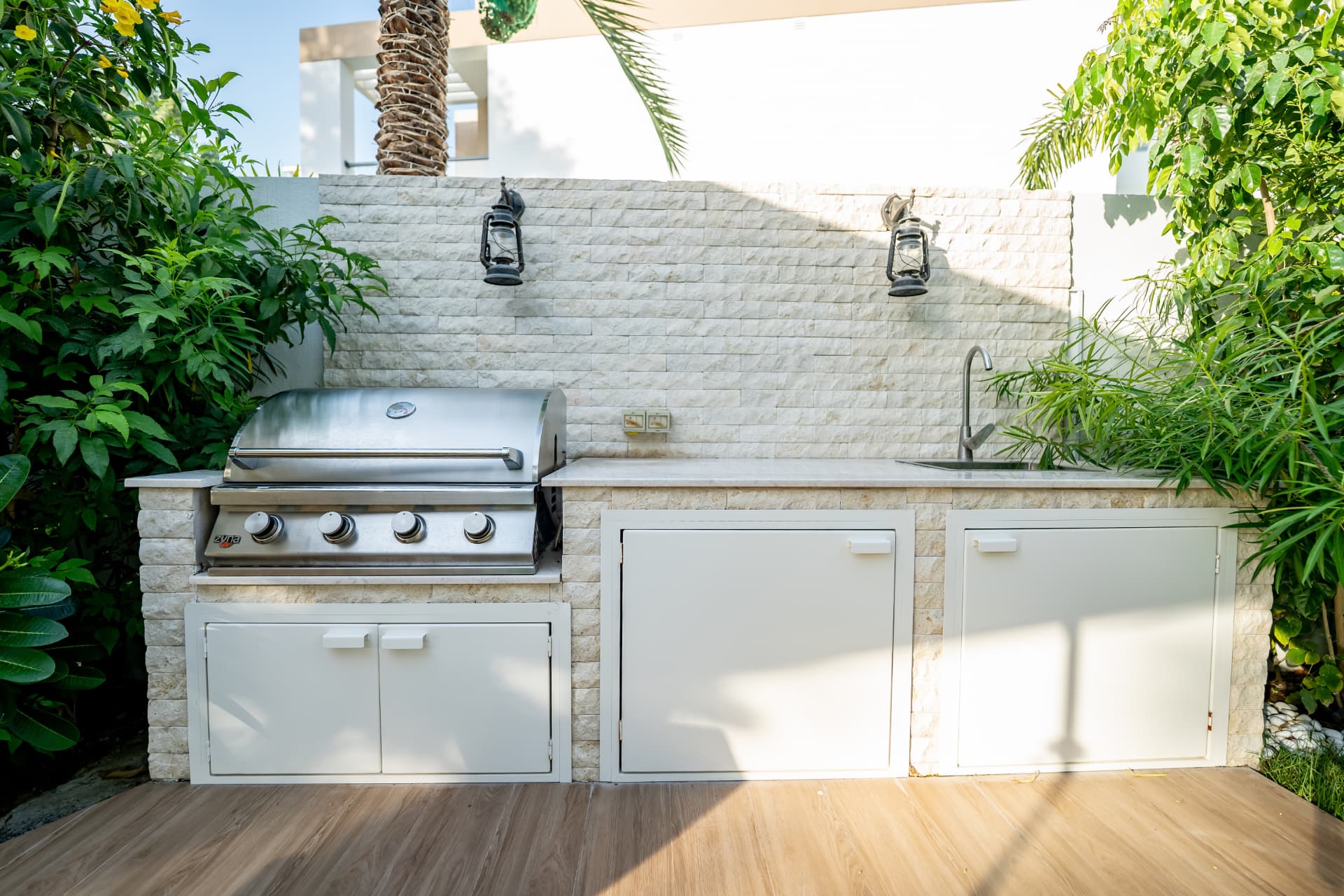 Stone BBQ counter & garden — Jumeirah Park villa