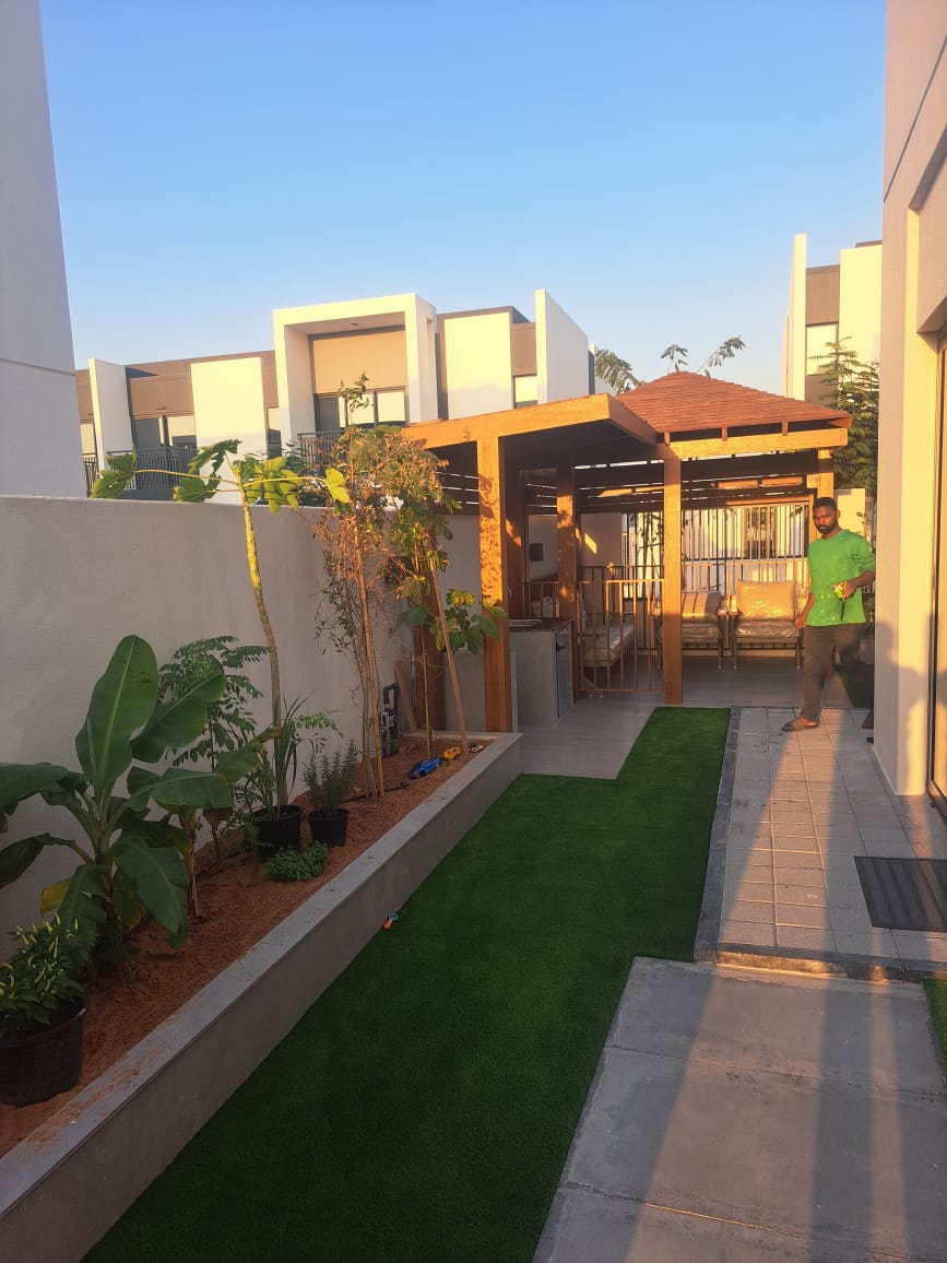 Landscaped side garden & pergola — Town Square townhouse